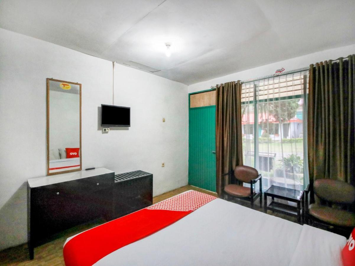 Oyo 2322 Dien Karona Hotel Берастаги Екстериор снимка